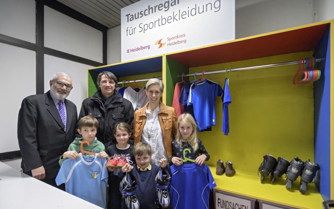 Das „Sportklamotten-Tausch-Regal“ ist eingeweiht